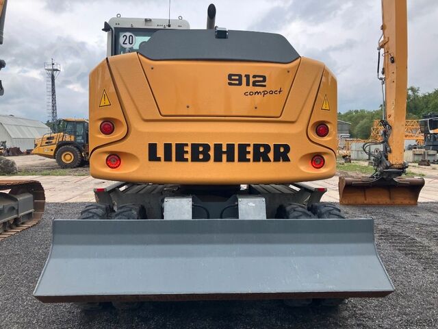 Pelle sur pneus LIEBHERR A912 Compact