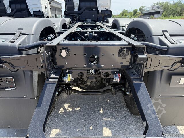 รถบรรทุกขนถ่ายตู้คอนเทนเนอร์แบบตะขอ (roll-off) MAN MAN 41.520 TGS 40Ton 8x4 EU6 Chassis