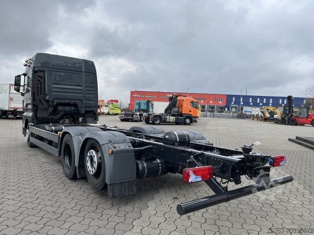 Dzērienu kravas automašīna MAN TGX 26.500 6x2 Fahrgestell / Lenk-Liftachse /AHK
