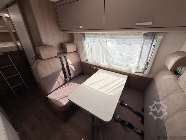 Xe cắm trại có bàn ghế trên ca-bin (alcove) CARADO pro A 464 Markise / Radträger / pro