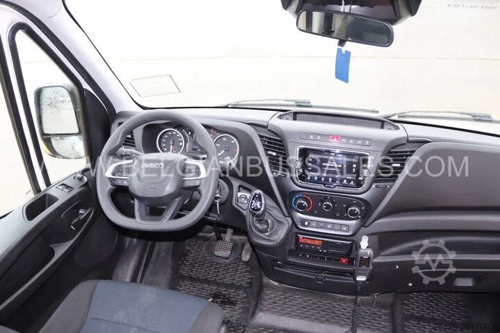 Minibus Iveco DAILY / A65C18/  Airco / Automatic / Lift
