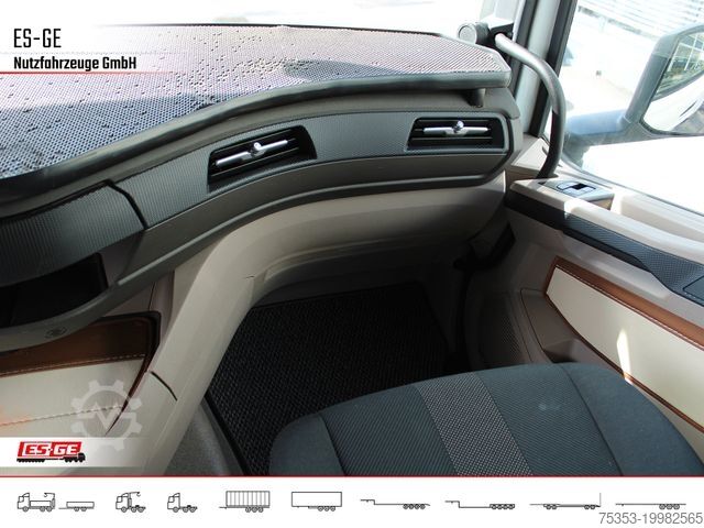 Standard tractor unit DAF XG 530 FT