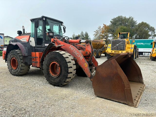 Hleðsluvél Hitachi ZW220-6