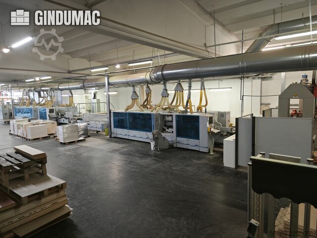 Línea de producción industrial HOMAG WEEKE para el mecanizado de paneles de gran volumen y enchapado HOMAG WEEKE industrial production line for high-volume panel processing and edge-banding