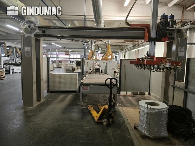 Línea de producción industrial HOMAG WEEKE para el mecanizado de paneles de gran volumen y enchapado HOMAG WEEKE industrial production line for high-volume panel processing and edge-banding