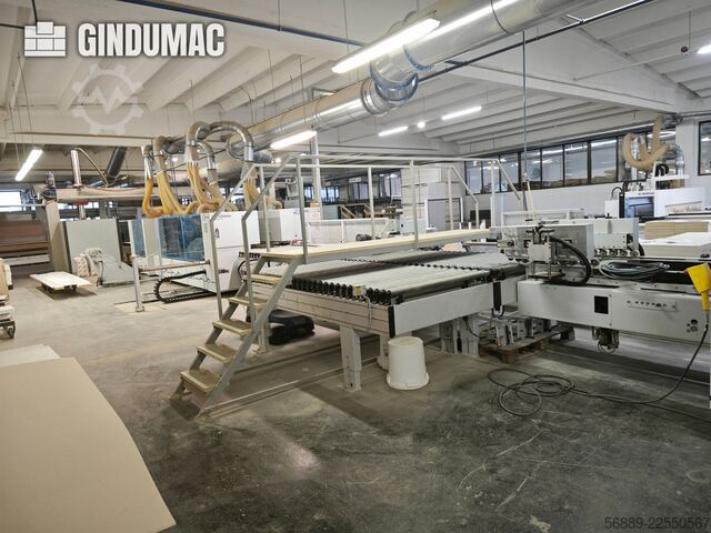 Línea de producción industrial HOMAG WEEKE para el mecanizado de paneles de gran volumen y enchapado HOMAG WEEKE industrial production line for high-volume panel processing and edge-banding