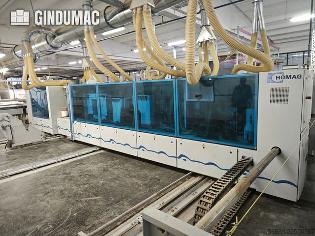 Línea de producción industrial HOMAG WEEKE para el mecanizado de paneles de gran volumen y enchapado HOMAG WEEKE industrial production line for high-volume panel processing and edge-banding