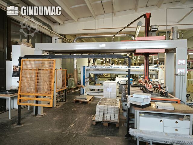 Línea de producción industrial HOMAG WEEKE para el mecanizado de paneles de gran volumen y enchapado HOMAG WEEKE industrial production line for high-volume panel processing and edge-banding