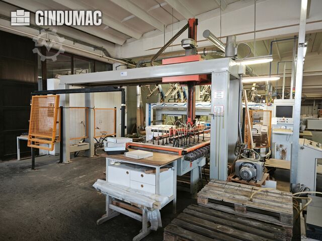 Línea de producción industrial HOMAG WEEKE para el mecanizado de paneles de gran volumen y enchapado HOMAG WEEKE industrial production line for high-volume panel processing and edge-banding