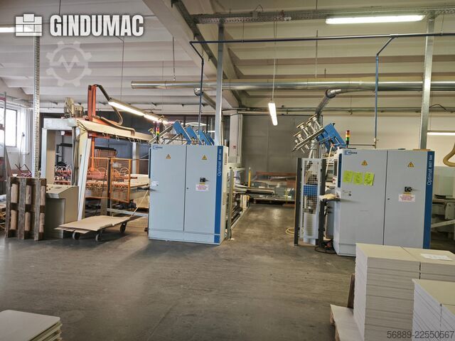 Línea de producción industrial HOMAG WEEKE para el mecanizado de paneles de gran volumen y enchapado HOMAG WEEKE industrial production line for high-volume panel processing and edge-banding