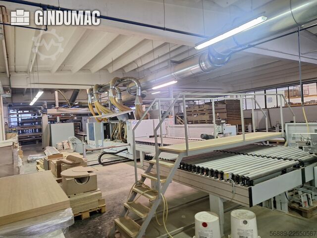 Línea de producción industrial HOMAG WEEKE para el mecanizado de paneles de gran volumen y enchapado HOMAG WEEKE industrial production line for high-volume panel processing and edge-banding
