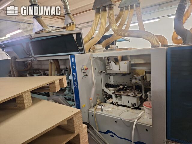 Línea de producción industrial HOMAG WEEKE para el mecanizado de paneles de gran volumen y enchapado HOMAG WEEKE industrial production line for high-volume panel processing and edge-banding