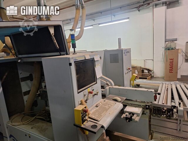 Línea de producción industrial HOMAG WEEKE para el mecanizado de paneles de gran volumen y enchapado HOMAG WEEKE industrial production line for high-volume panel processing and edge-banding