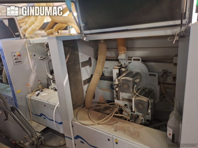 Línea de producción industrial HOMAG WEEKE para el mecanizado de paneles de gran volumen y enchapado HOMAG WEEKE industrial production line for high-volume panel processing and edge-banding