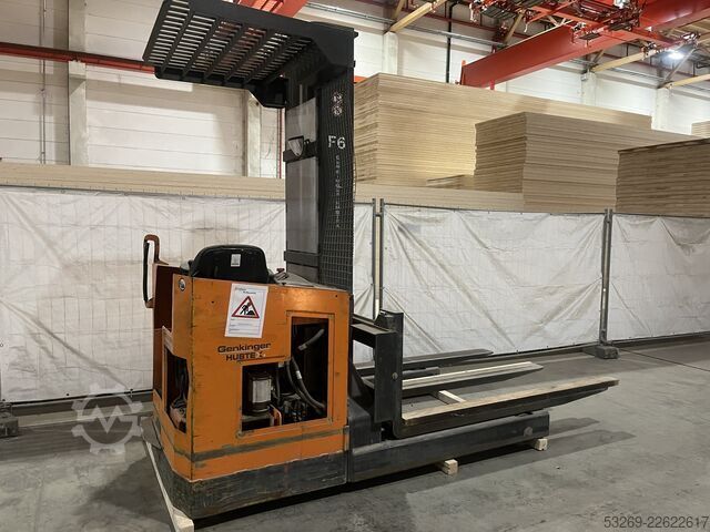 Transpallet elettrico a sollevamento verticale con seduta laterale Hubtex EFP 90/23-So.