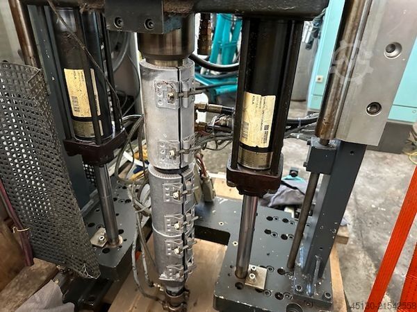 Mašina za injekcijsko prešanje Ferromatik Milacron K110D-S/2F