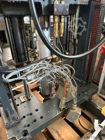 Mašina za injekcijsko prešanje Ferromatik Milacron K110D-S/2F