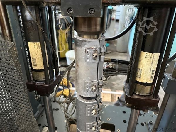 Mašina za injekcijsko prešanje Ferromatik Milacron K110D-S/2F