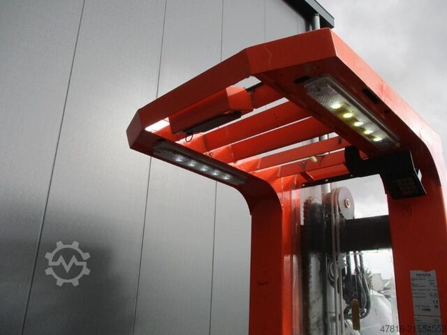 High lifting order picker TOYOTA OME 100M