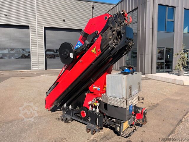 Crane yang terpasang pada truk  HMF 1920 K4 Radio Control / Kran / Crane
