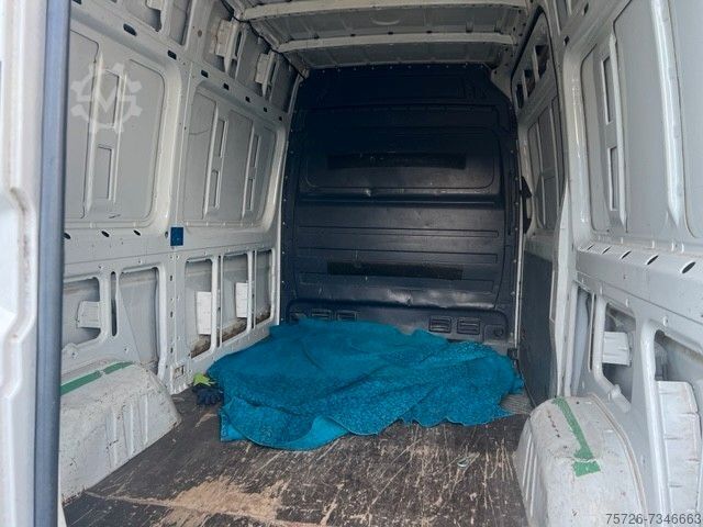 High top van VOLKSWAGEN Crafter Kasten 30 mittel L2H2 Hochdach