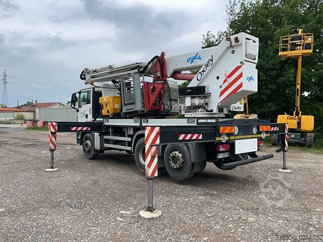 Nền tảng làm việc trên không gắn trên xe tải MAN TGS 26.320 6x2-2 BL with Oil Steel Eagle 3526 (35m)