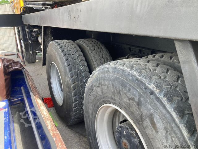 Grue montée sur camion Liebherr LTF1025
