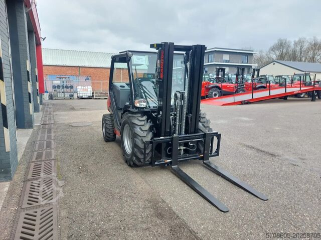 Chariot élévateur tout-terrain Manitou MC25-4 MC25-4