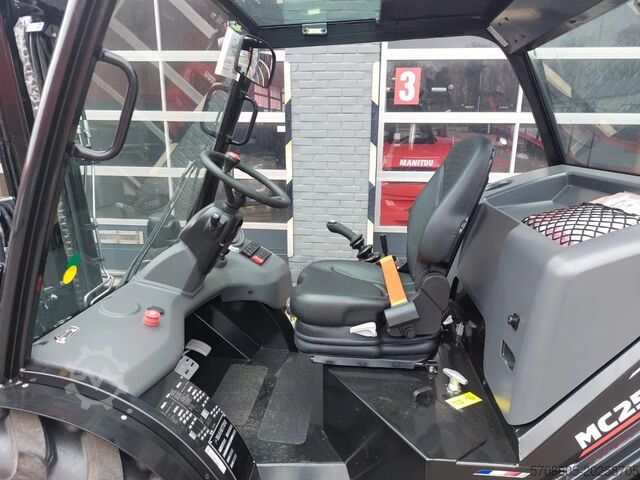 Chariot élévateur tout-terrain Manitou MC25-4 MC25-4