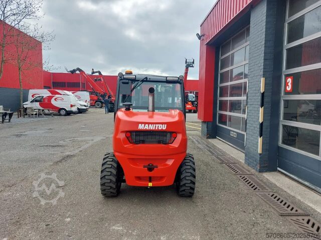 Chariot élévateur tout-terrain Manitou MC25-4 MC25-4