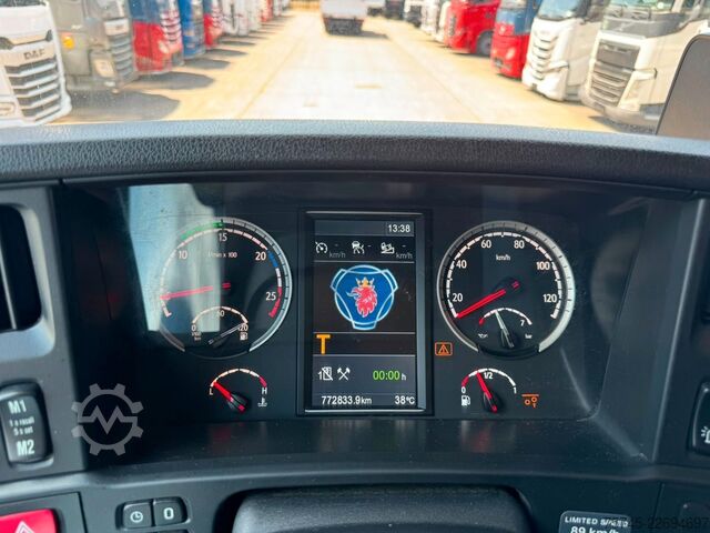 Camión de plataforma SCANIA R 490 * RETARDER * FASSI 14 M * LENK/LIFTACHSE *