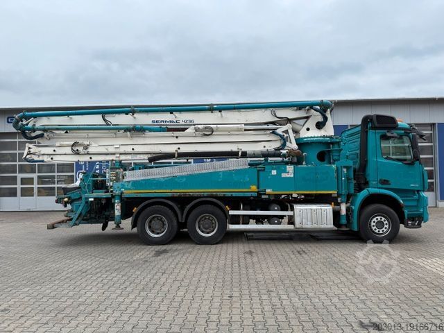 Beton pompası kamyonu MERCEDES-BENZ AROCS 2636 6x4 Euro 6 Betonpumpe SERMAC 4Z36