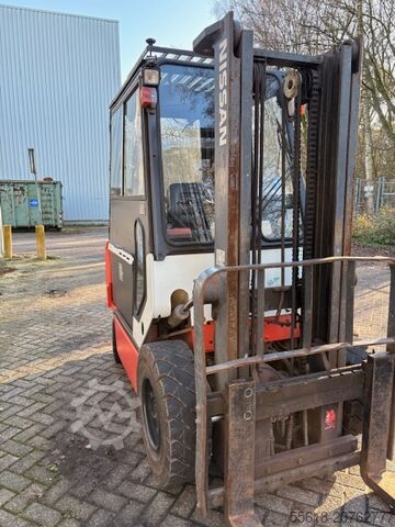 フォークリフト Nissan 2,7t