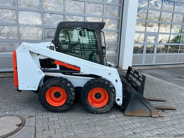 Planiermaschine Bobcat S450 / nur 131h !! / Gabel / Schaufel