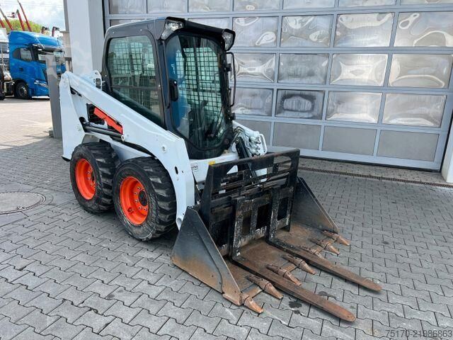 Planiermaschine Bobcat S450 / nur 131h !! / Gabel / Schaufel