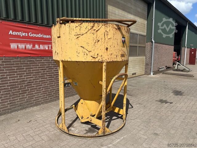 Kovë standard betonstortkubel staand rond onderlosser - Gebruikt