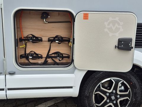 Poolintegreeritud matkaauto Knaus L!VE WAVE 650 MEG Black Selection *TraumMobil*Automatik*