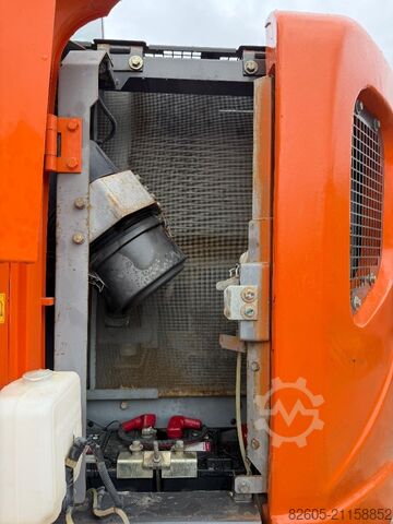 Escavadora de rastos Hitachi ZX 135 US 5-B