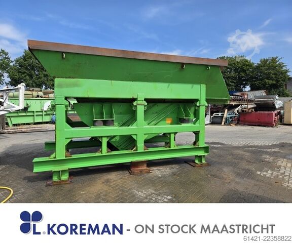 Kleemann hopper with vibrating chute Kleemann hopper with vibrating chute
