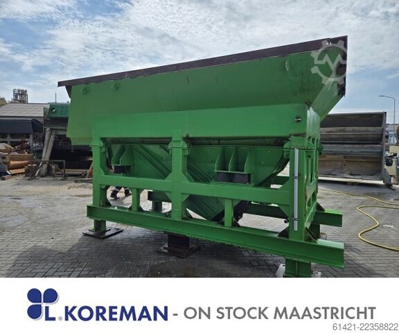 Kleemann hopper with vibrating chute Kleemann hopper with vibrating chute
