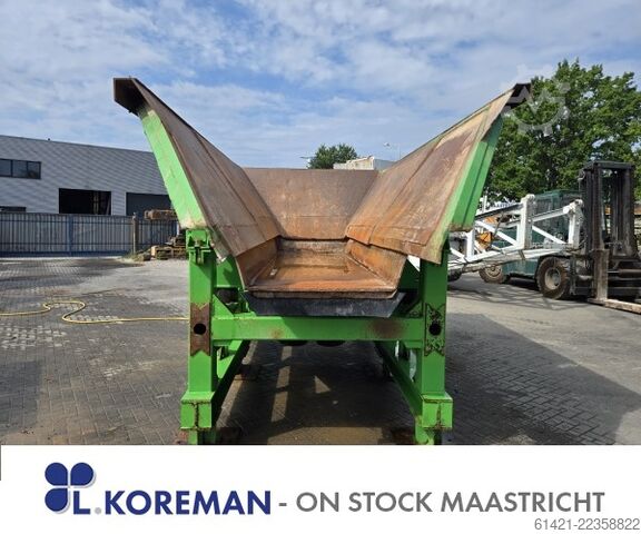 Kleemann hopper with vibrating chute Kleemann hopper with vibrating chute