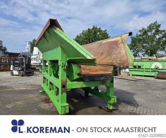 Kleemann hopper with vibrating chute Kleemann hopper with vibrating chute
