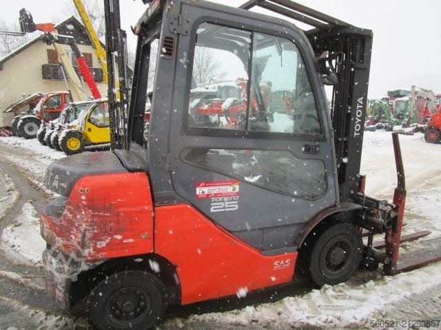 Dīzeļiekrāvēji Toyota 8FDF25 - Triplex 4,7m -Zinkenversteller+Seitenschi