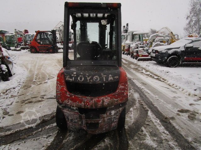 Dīzeļiekrāvēji Toyota 8FDF25 - Triplex 4,7m -Zinkenversteller+Seitenschi