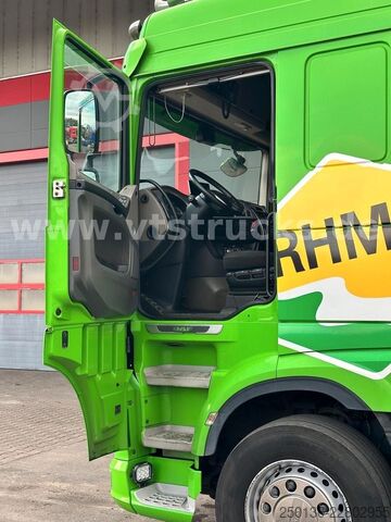 Liellopu pārvadāšanas kravas automašīna DAF XF 480 LL 6x2 3.Stock Menke Viehwagen m. Hubdach