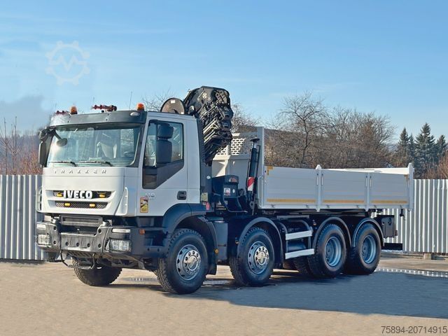 Tipper truck IVECO TRAKKER * HIAB 211 E - 6 HIDUO+ FUNK / 8x4 *TOP