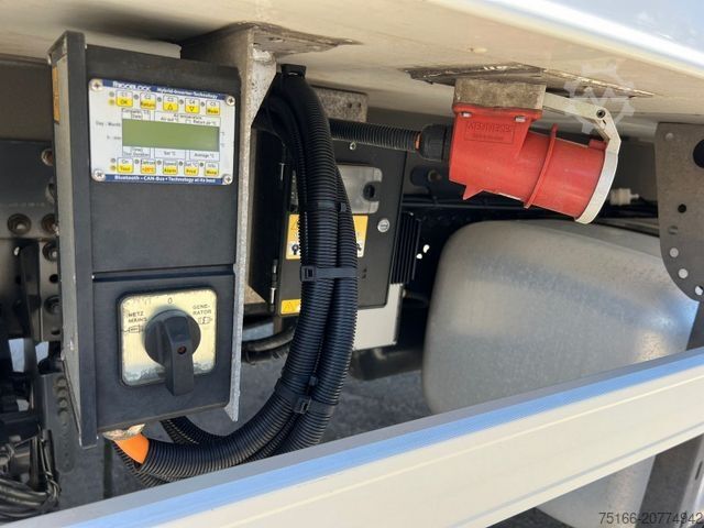 Refrigerated truck MERCEDES-BENZ ANTOS 1832 L Kühlkoffer 7,85 m LBW 2 T*3 Kammer