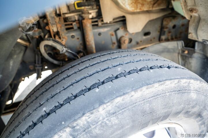 手提箱 VOLVO FL 240 (18t) + DHOLLANDIA 1.5T