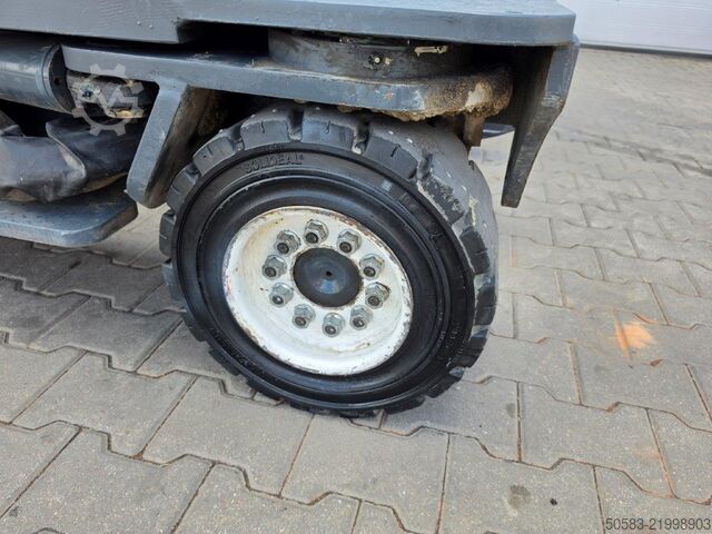 Cargador lateral de cuatro vías Combilift C4000 - TRIPLEX
