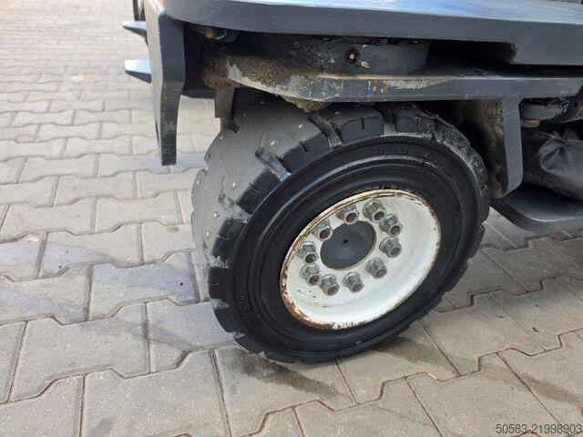 Cargador lateral de cuatro vías Combilift C4000 - TRIPLEX